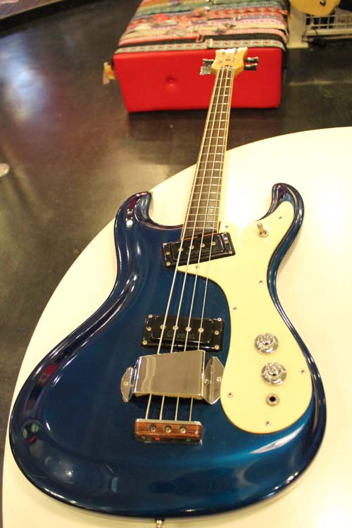 Mosrite 1966y[The Ventures Bass[2Pick Up[“Near Mint Condition